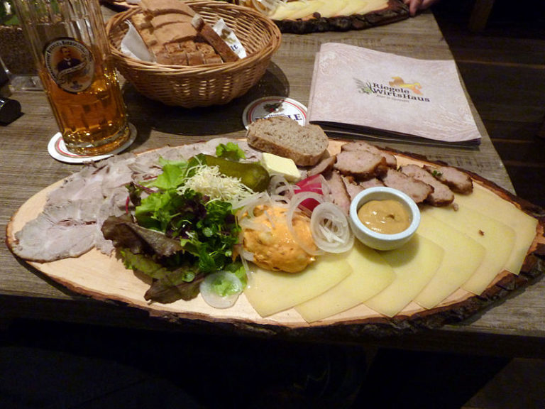 Die perfekte bayrische Brotzeit - Brotzeitplatte mit Genuss