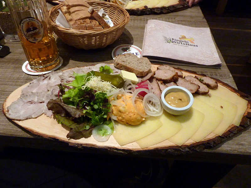 Die perfekte bayrische Brotzeit - Brotzeitplatte mit Genuss