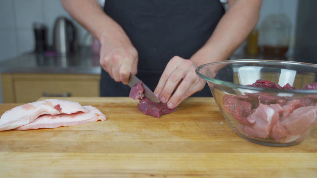 Salami - Fleisch schneiden