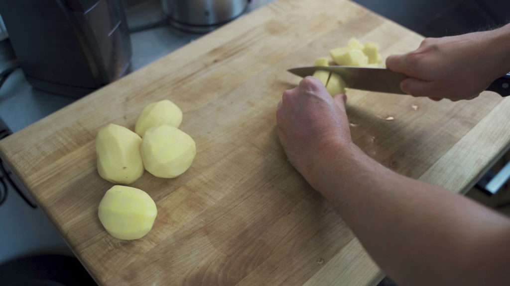kartoffelwurst - Kartoffeln schneiden